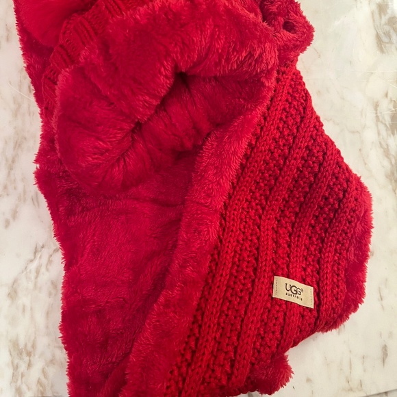 - UGG Winter Red Pom Pom hat & infinity scarf Set NWT - Picture 4 of 5